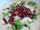 Karoffelsuppe mit gerösteten Knobi und Speck-Topping" - Rezept