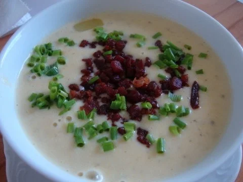 Rezept: Karoffelsuppe mit gerösteten Knobi und Speck-Topping" Bild Nr. 2 Karoffelsuppe mit gerösteten Knobi und Speck-Topping" - Rezept - Bild Nr. 2