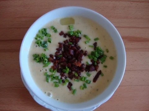 Rezept: Karoffelsuppe mit gerösteten Knobi und Speck-Topping" Bild Nr. 3 Karoffelsuppe mit gerösteten Knobi und Speck-Topping" - Rezept - Bild Nr. 3