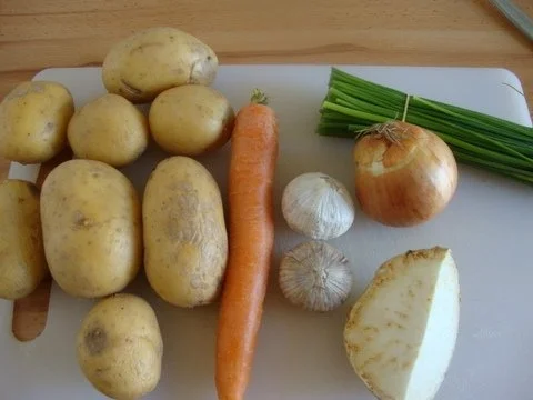 Rezept: Karoffelsuppe mit gerösteten Knobi und Speck-Topping" Bild Nr. 4 Karoffelsuppe mit gerösteten Knobi und Speck-Topping" - Rezept - Bild Nr. 4