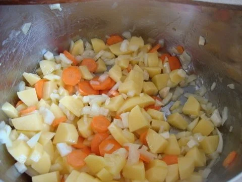 Rezept: Karoffelsuppe mit gerösteten Knobi und Speck-Topping" Bild Nr. 6 Karoffelsuppe mit gerösteten Knobi und Speck-Topping" - Rezept - Bild Nr. 6