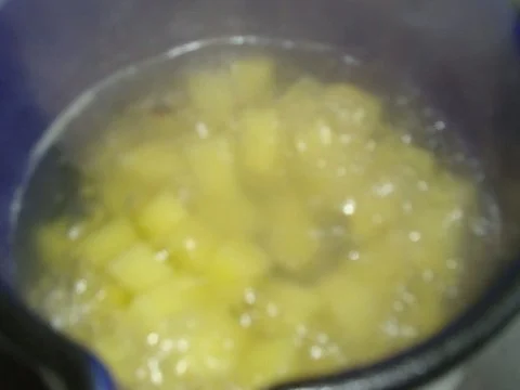 Rezept: Karoffelsuppe mit gerösteten Knobi und Speck-Topping" Bild Nr. 9 Karoffelsuppe mit gerösteten Knobi und Speck-Topping" - Rezept - Bild Nr. 9