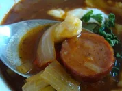 "heiße" Gulaschsuppe mit "Csipetke" - Rezept