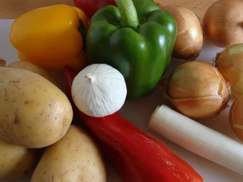 "heiße" Gulaschsuppe mit "Csipetke" - Rezept - Bild Nr. 5