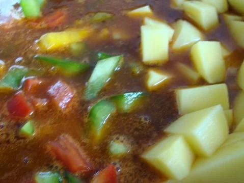 "heiße" Gulaschsuppe mit "Csipetke" - Rezept - Bild Nr. 14