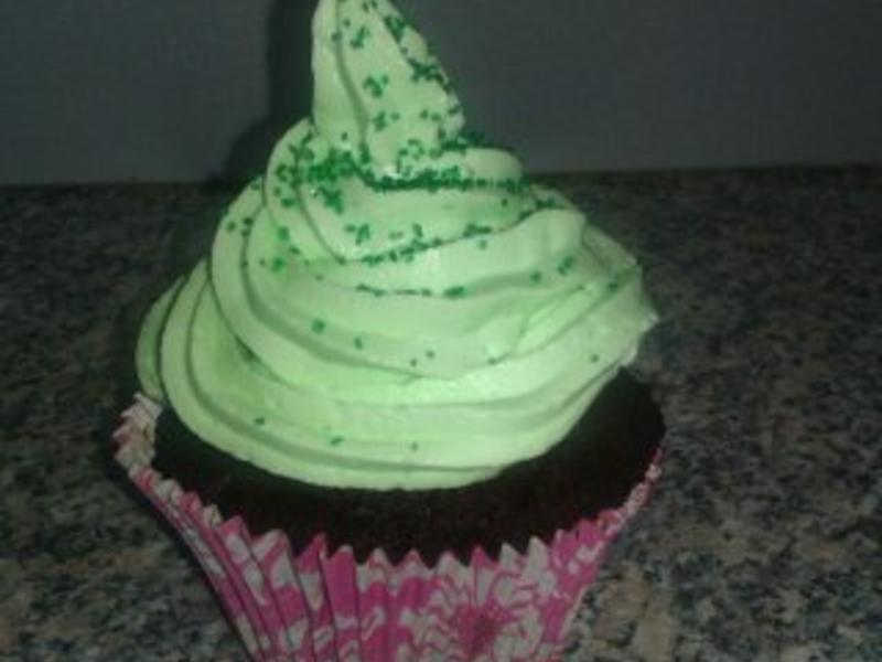 Herbe Schoko Cupcakes mit Pfefferminz Sahne Füllung und Pfefferminz ...