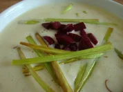 Sauer-Rahmsuppe mit Meerrettich und Rote Beete & Lauchstroh Topping - Rezept