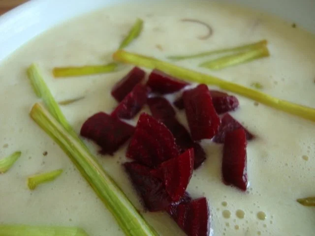 Sauer-Rahmsuppe mit Meerrettich und Rote Beete & Lauchstroh Topping - Rezept - Bild Nr. 2