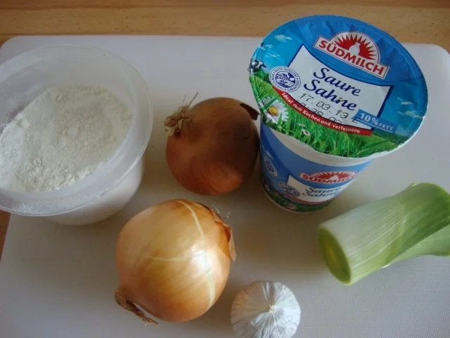 Sauer-Rahmsuppe mit Meerrettich und Rote Beete & Lauchstroh Topping - Rezept - Bild Nr. 3