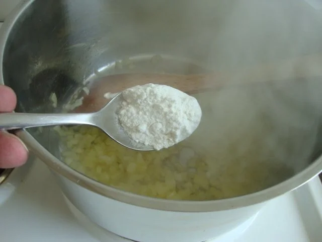 Sauer-Rahmsuppe mit Meerrettich und Rote Beete & Lauchstroh Topping - Rezept - Bild Nr. 6