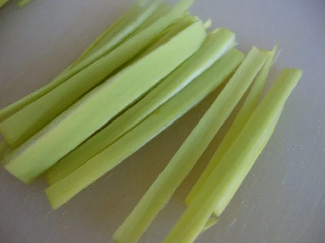 Sauer-Rahmsuppe mit Meerrettich und Rote Beete & Lauchstroh Topping - Rezept - Bild Nr. 9