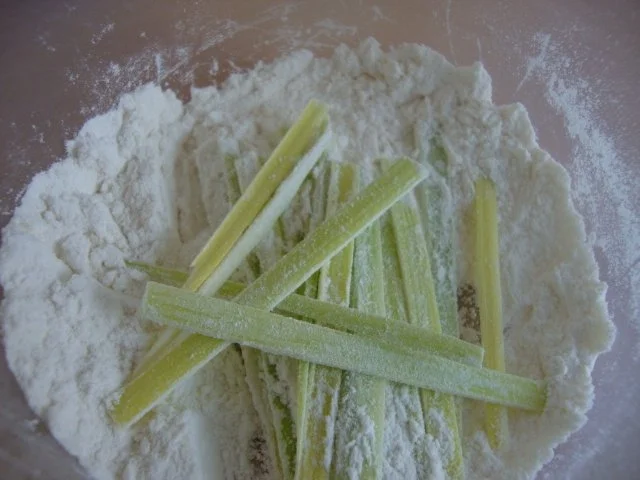 Sauer-Rahmsuppe mit Meerrettich und Rote Beete & Lauchstroh Topping - Rezept - Bild Nr. 10