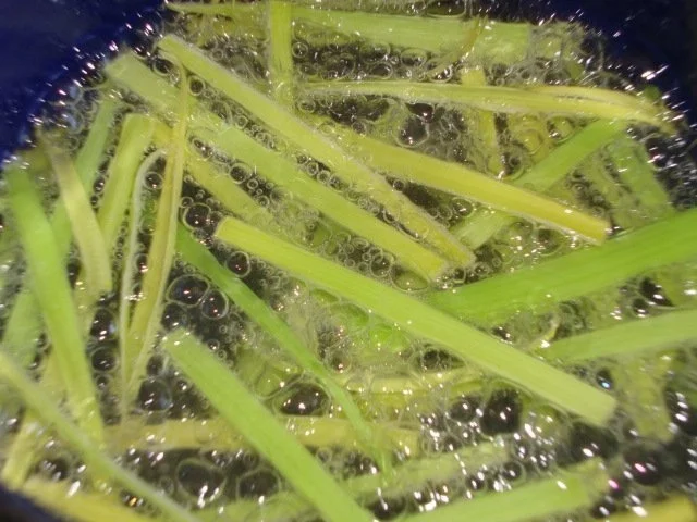 Sauer-Rahmsuppe mit Meerrettich und Rote Beete & Lauchstroh Topping - Rezept - Bild Nr. 11