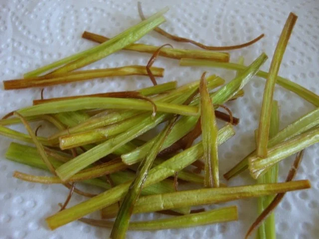 Sauer-Rahmsuppe mit Meerrettich und Rote Beete & Lauchstroh Topping - Rezept - Bild Nr. 12