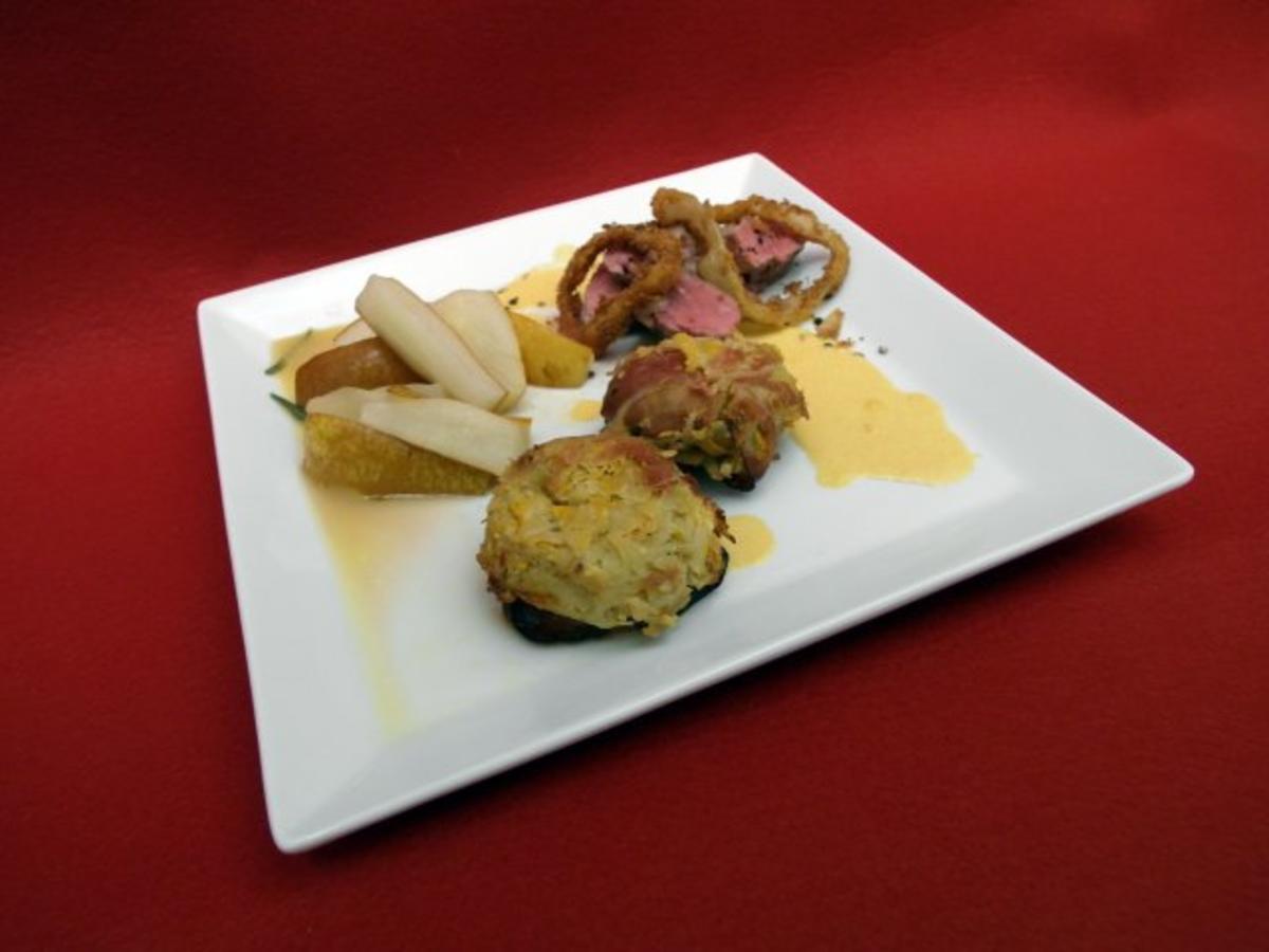 Iberico-Filet mit Hagebuttensoße, Rosmarin-Birnen und Rösti-Muffins - Rezept