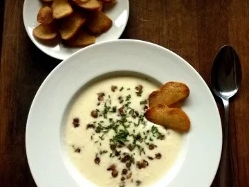 Rezept: Cremige Kohlsuppe mit Linsen und Brotchips Cremige Kohlsuppe mit Linsen und Brotchips - Rezept