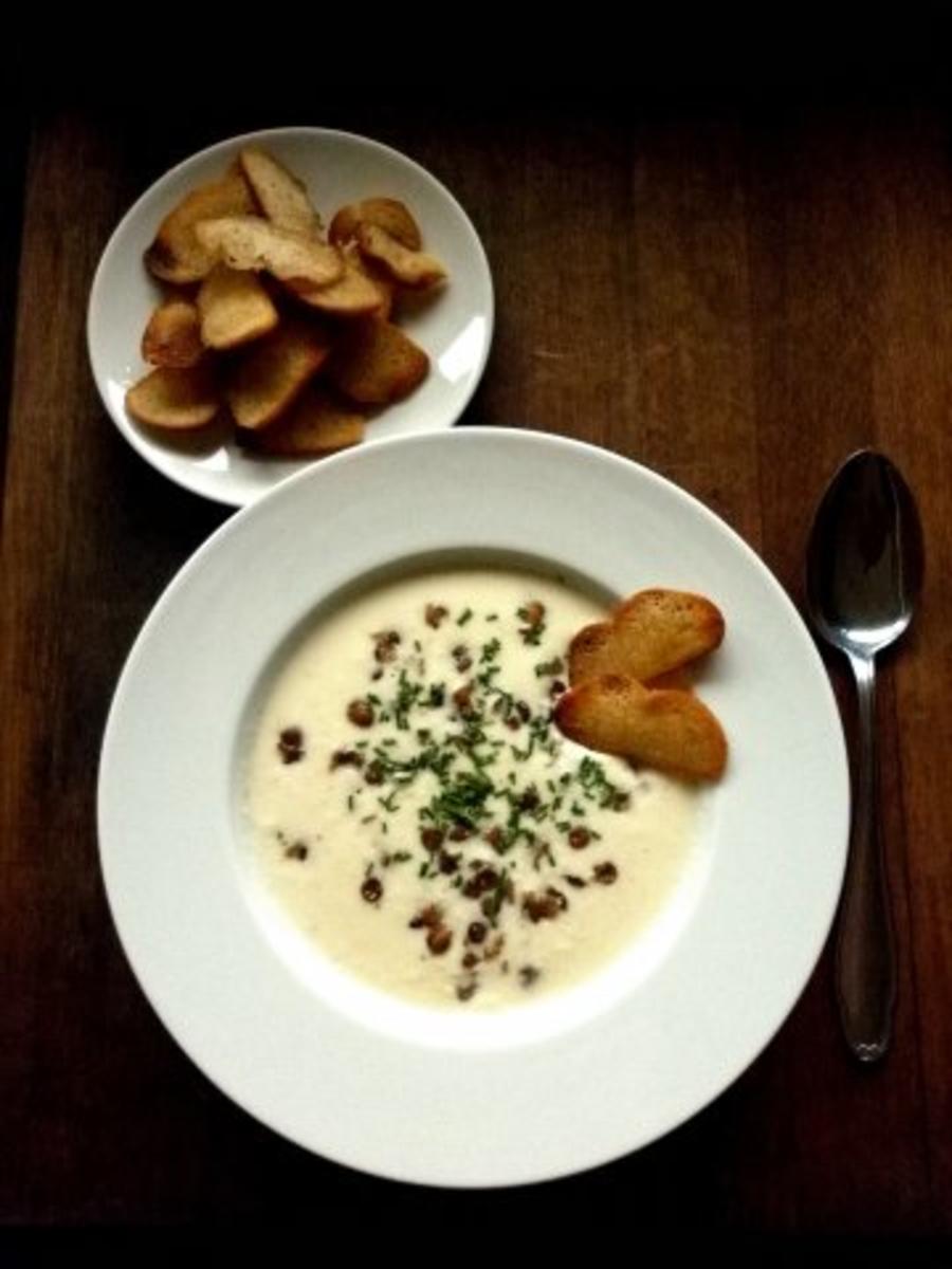 Cremige Kohlsuppe mit Linsen und Brotchips - Rezept - kochbar.de