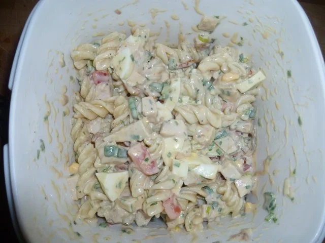 Rezept: Bunter Nudelsalat mit Putenbrust Bunter Nudelsalat mit Putenbrust - Rezept