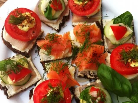 Canapeé mit Räucherlachs und feinem Matjesfilet - Rezept