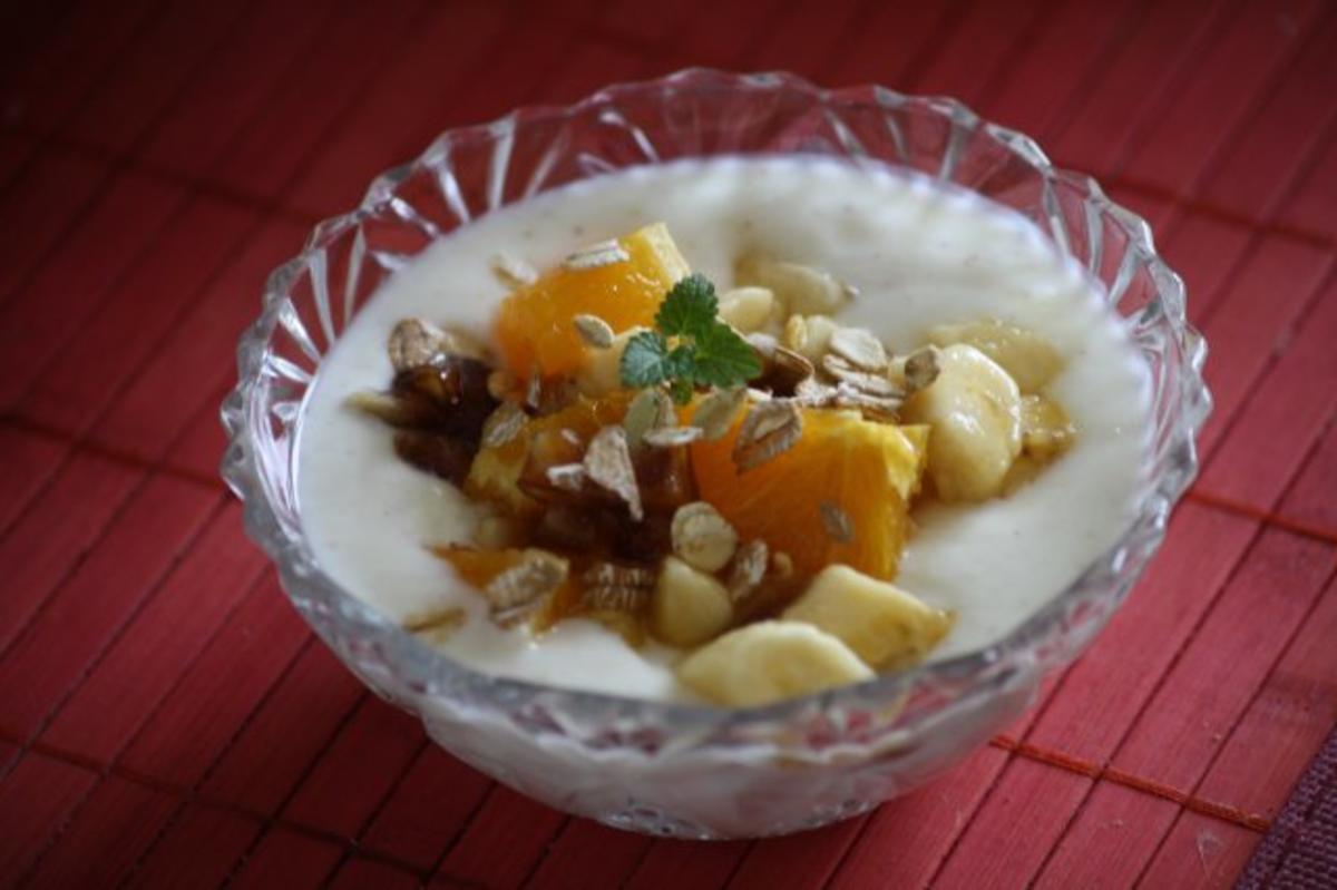 Bananen-Orangen-Salat auf Zimtjoghurt - Rezept