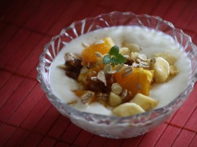 Rezept: Bananen-Orangen-Salat auf Zimtjoghurt Bananen-Orangen-Salat auf Zimtjoghurt - Rezept