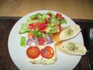 Gebackener Fetakäse mit buntem Salat - Rezept