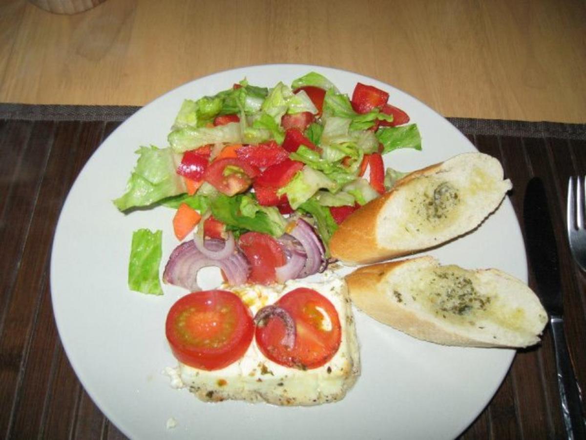 Gebackener Fetakäse mit buntem Salat - Rezept von GonziMonzi1