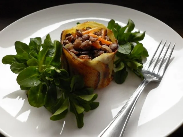 Rezept: Lauwarmer Linsensalat mit Kartoffelmantel und Rapunzeln Lauwarmer Linsensalat mit Kartoffelmantel und Rapunzeln - Rezept