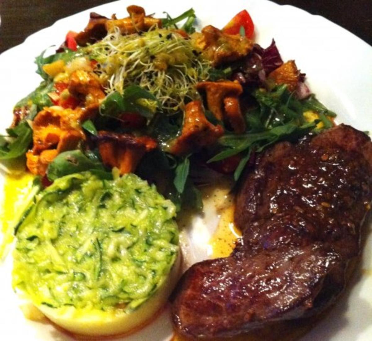 Steak mit Kartoffel - Zuchini - Stampf an Ruccola-Pfifferlingssalat - Rezept