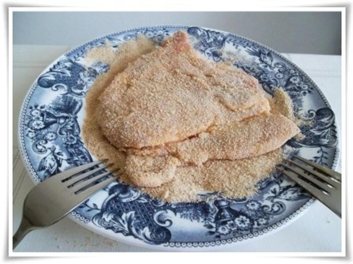 Paniertes Kotelett mit würzigen Stampfkartoffeln und Gurkensalat dazu ...