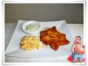 Paniertes Kotelett mit würzigen Stampfkartoffeln und Gurkensalat dazu. - Rezept