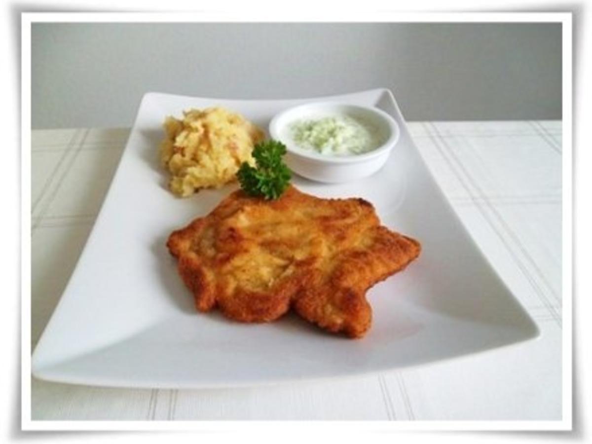 Paniertes Kotelett mit würzigen Stampfkartoffeln und Gurkensalat dazu ...