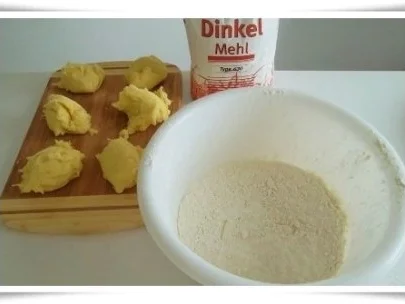 Saftige Hähnchenschenkel mit gefüllten Kartoffelklößen. - Rezept - Bild Nr. 13