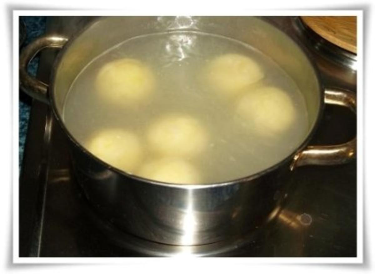Saftige Hähnchenschenkel mit gefüllten Kartoffelklößen. - Rezept - Bild Nr. 21