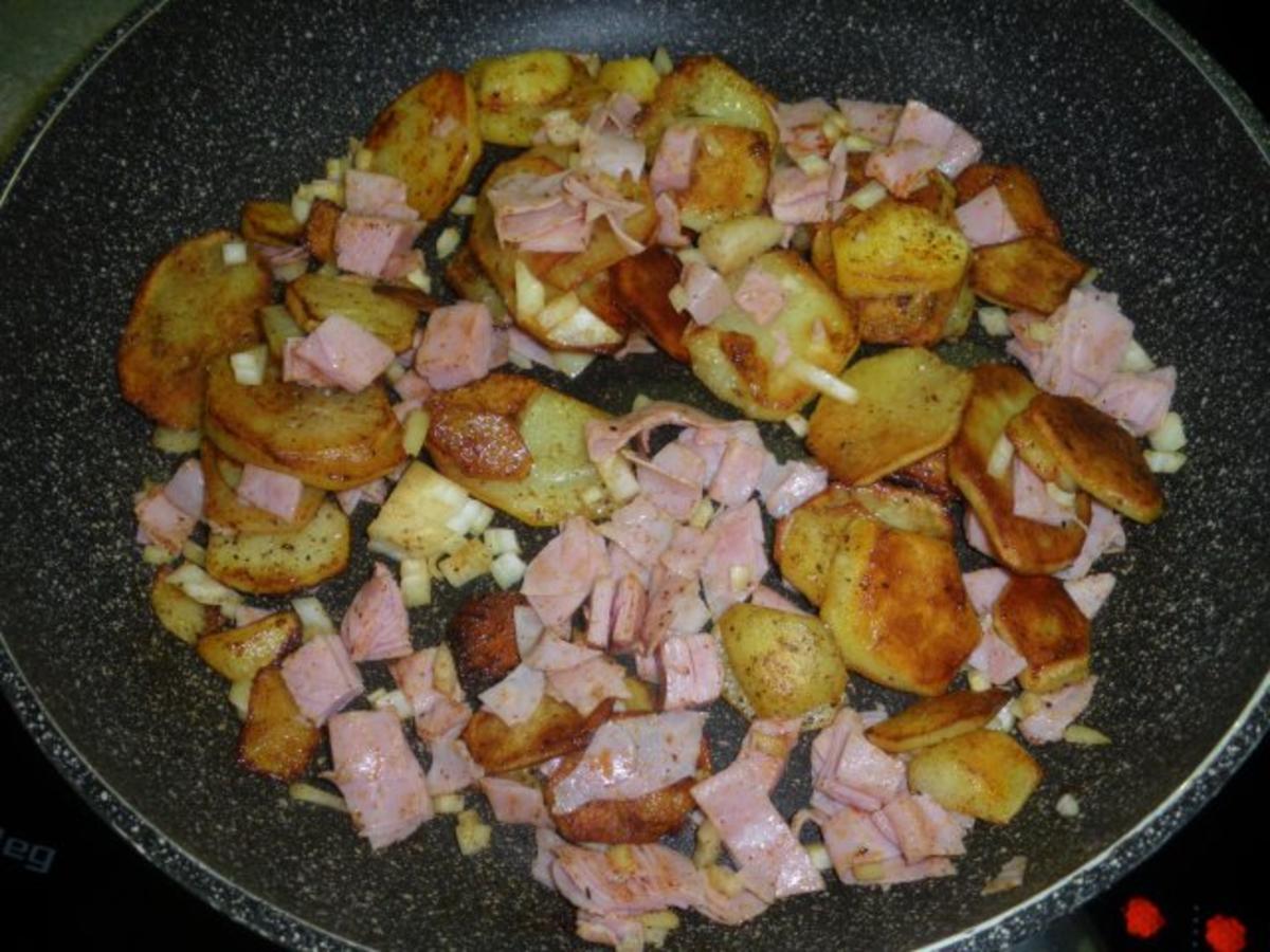 Cordon Bleu vom Schwein mit Bratkartoffeln und Rohkostsalat - Rezept - Bild Nr. 3