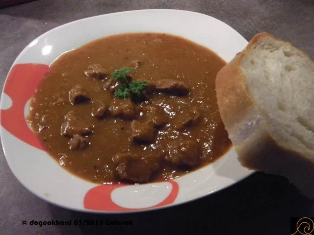 Rezept: 1Topfgericht: österreichisches Gulasch, ungarisches Pörkölt Bild Nr. 12 1Topfgericht: österreichisches Gulasch, ungarisches Pörkölt - Rezept - Bild Nr. 12
