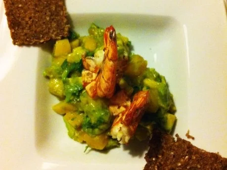 Garnelen auf Avocado-Mangosalat mit geröstetem Schwarzbrot - Rezept