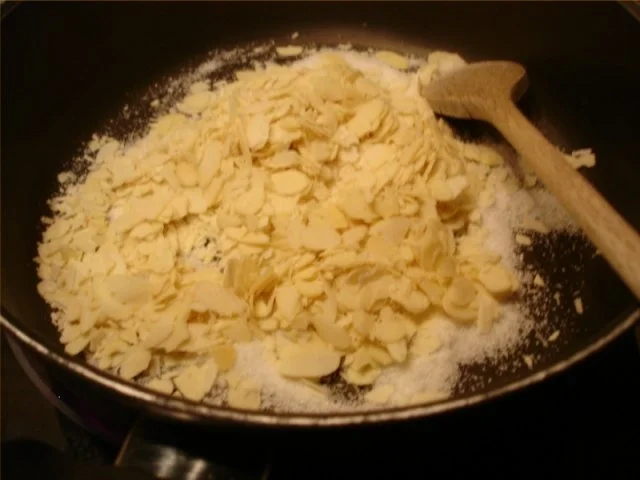 Rezept: Mango-Kiwi-Dessert mit karamelisierten Mandelblättchen Bild Nr. 4 Mango-Kiwi-Dessert mit karamelisierten Mandelblättchen - Rezept - Bild Nr. 4