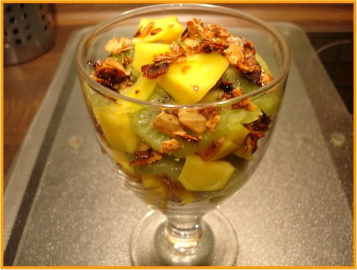 Mango-Kiwi-Dessert mit karamelisierten Mandelblättchen - Rezept