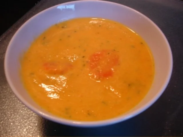 Möhrencremesuppe mit Möhrenblüteneinlage - Rezept