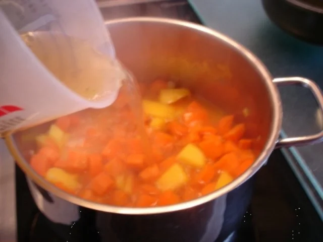 Möhrencremesuppe mit Möhrenblüteneinlage - Rezept - Bild Nr. 4