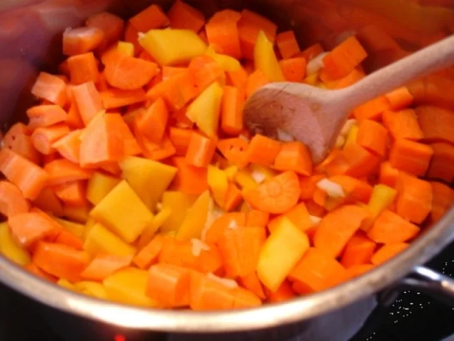 Möhrencremesuppe mit Möhrenblüteneinlage - Rezept - Bild Nr. 3