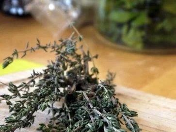 Spaghetti mit Thymian-Mandel-Pesto und Chilibröseln - Rezept - Bild Nr. 5