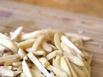 Spaghetti mit Thymian-Mandel-Pesto und Chilibröseln - Rezept - Bild Nr. 7