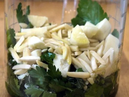 Spaghetti mit Thymian-Mandel-Pesto und Chilibröseln - Rezept - Bild Nr. 8