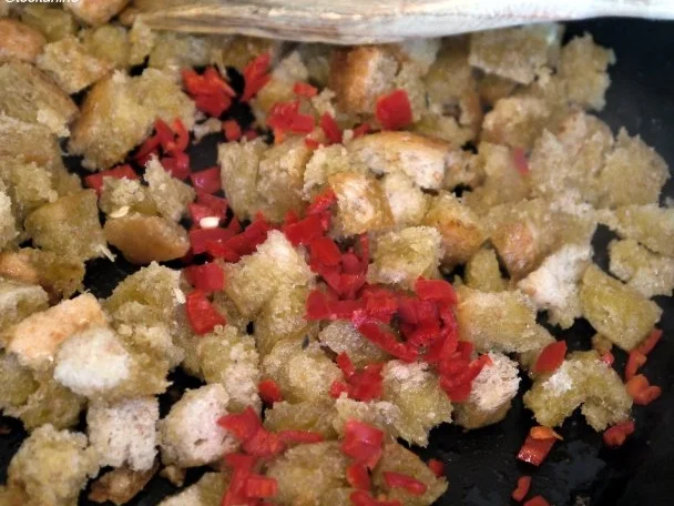 Spaghetti mit Thymian-Mandel-Pesto und Chilibröseln - Rezept - Bild Nr. 12