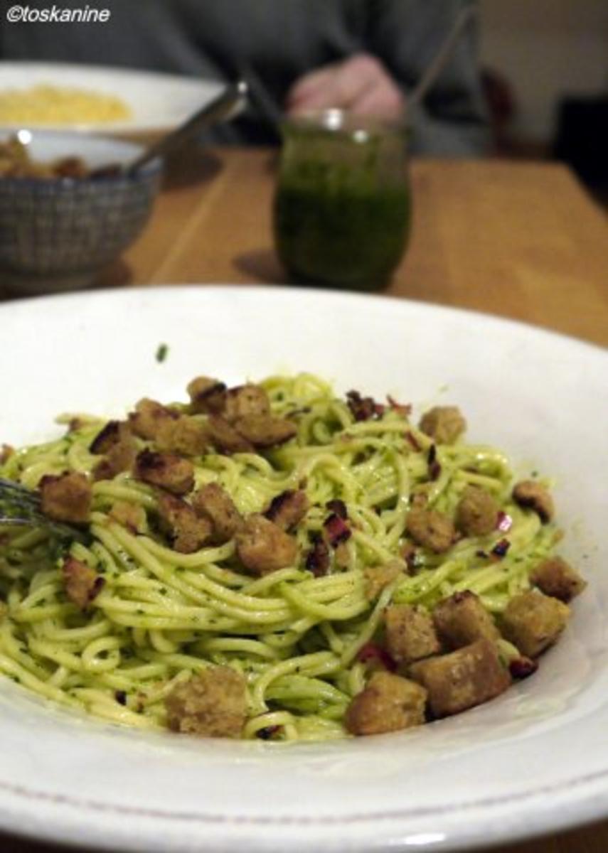 Spaghetti mit Thymian-Mandel-Pesto und Chilibröseln - Rezept