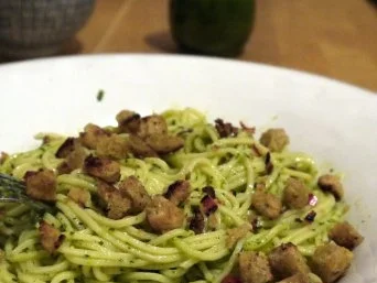 Spaghetti mit Thymian-Mandel-Pesto und Chilibröseln - Rezept
