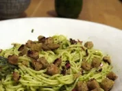 Spaghetti mit Thymian-Mandel-Pesto und Chilibröseln - Rezept