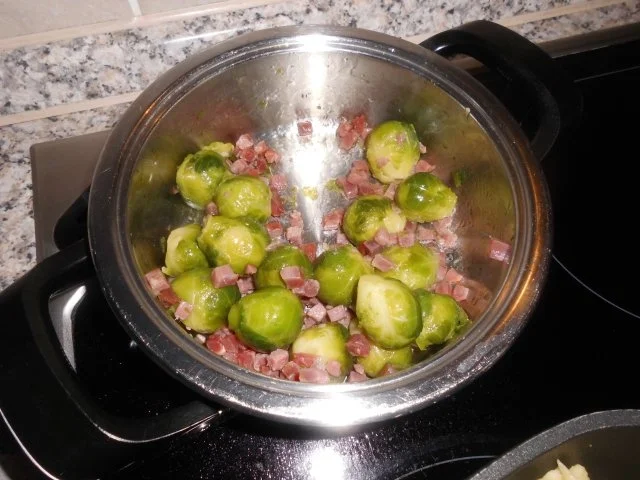 Kängurumadaillons mit Butterrosenkohl und Spätzle>> - Rezept - Bild Nr. 6